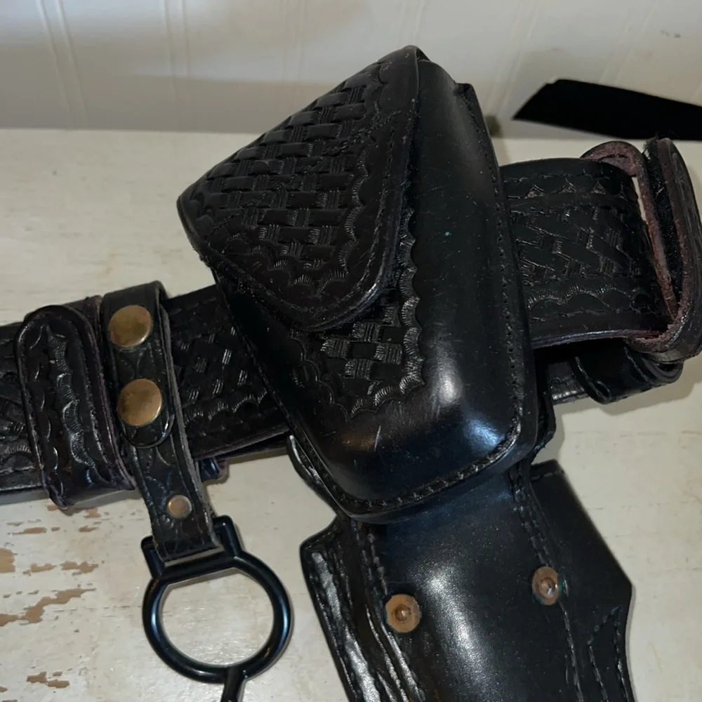 Vintage Safariland Police/Detention Officer Black Belt Kit holster basket weave